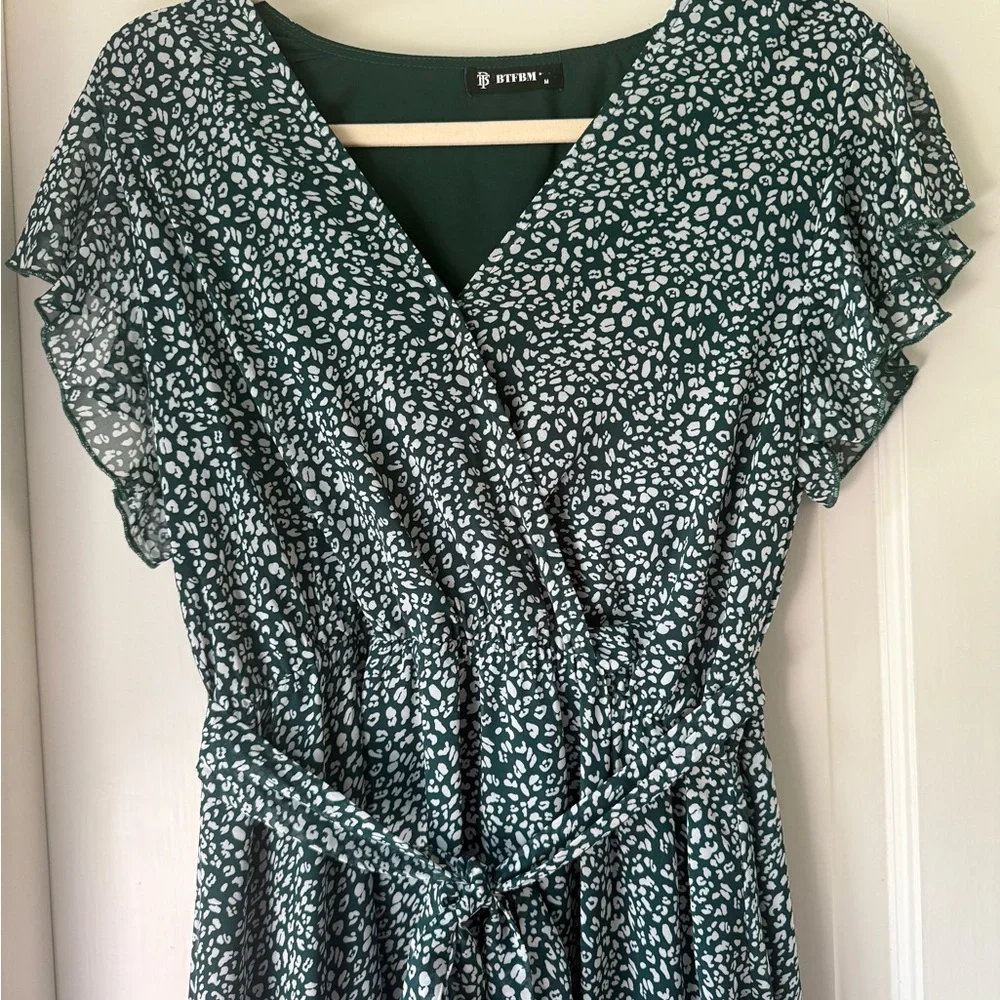 Chic Green and White Patterned Maxi Dress - Picture 3 of 7